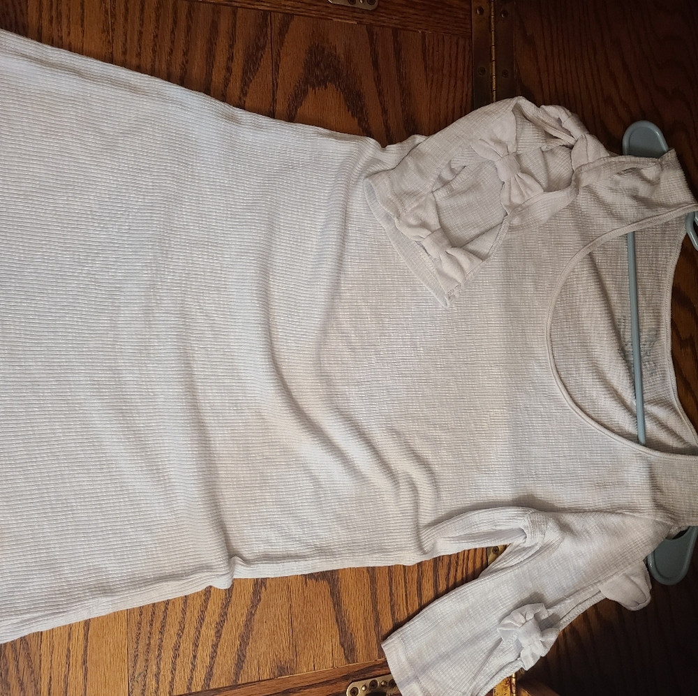 Adorable shirt with decorative sleeves